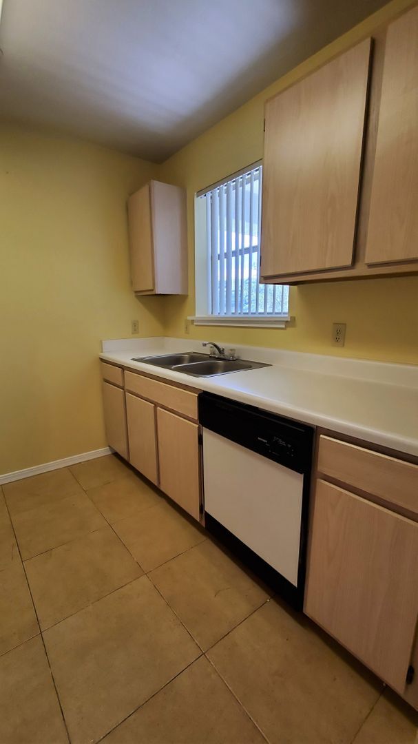 Building Photo - FOR RENT 1 bed 1 bath upper floor with bal...