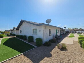 Building Photo - 1521 E Oak St