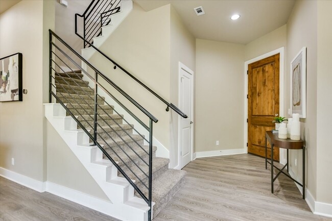 Building Photo - Lovely Hillside Condo on 2222