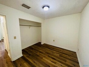 Building Photo - Adorable 1 Bedroom, 1 Bathroom Apartment