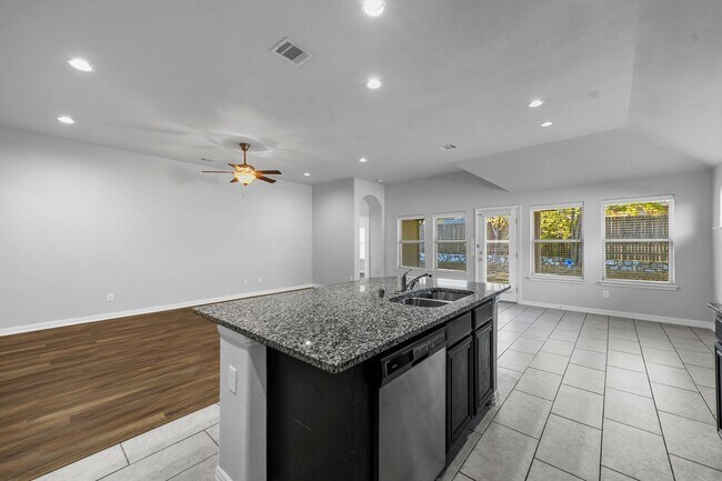 Building Photo - Charming 1-Story 4 Bedroom 2 Bathroom in L...