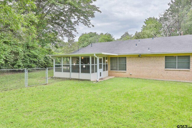 Building Photo - 1707 Sampson Dr