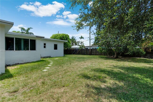 Building Photo - 5900 SW 44th Terrace