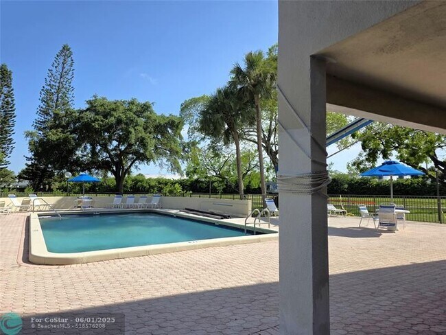 Building Photo - 2320 S Cypress Bend Dr