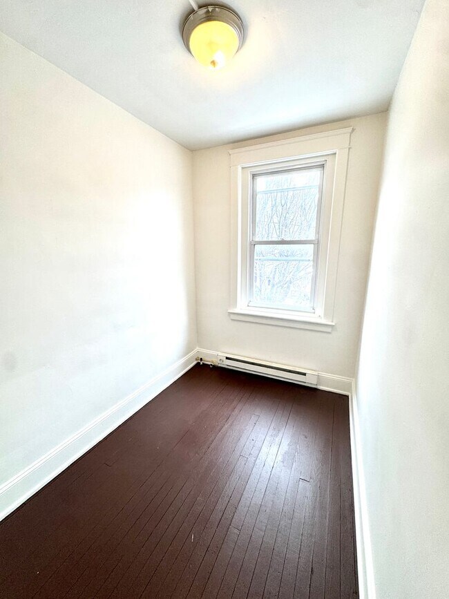 Building Photo - 819 E 5th St