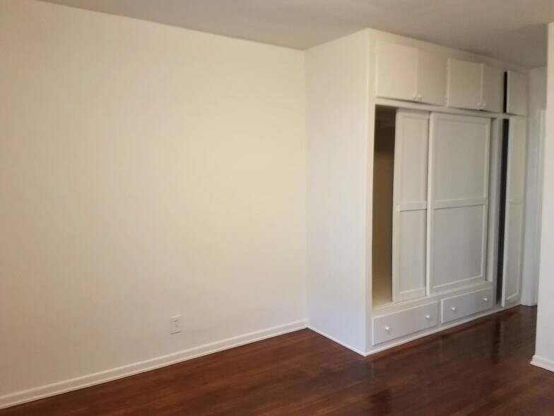 Building Photo - 4021 1/2 McLaughlin Ave