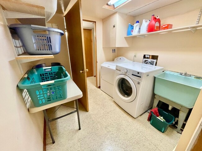 Building Photo - Charming lower level of home