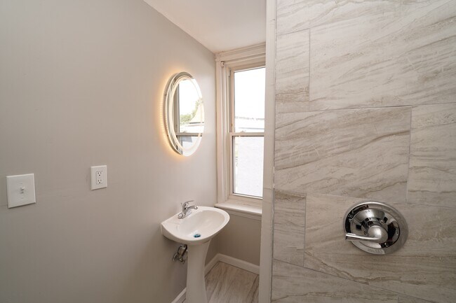 Building Photo - 407 S Claymont St