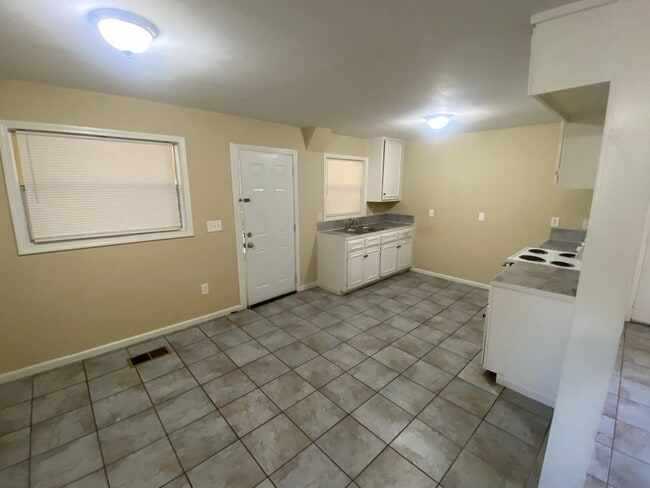 Building Photo - **ON HOLD**3 bedroom / 1 bathroom Home for...