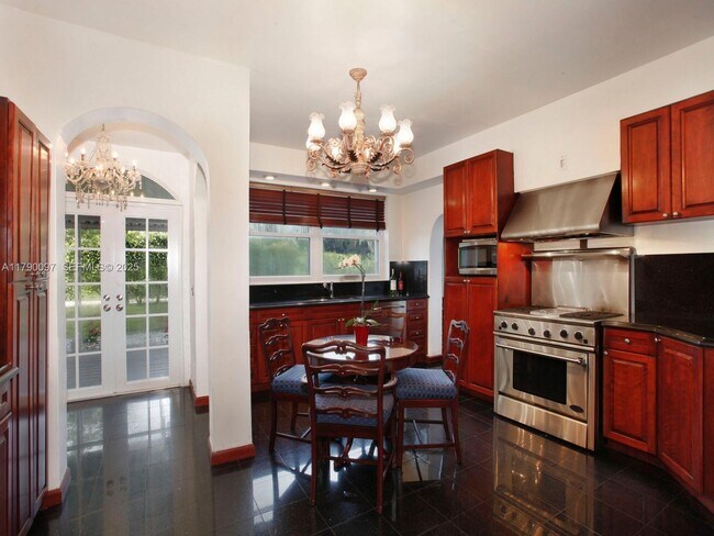 Building Photo - 339 NE 96th St