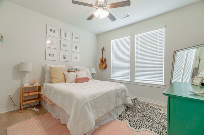 Building Photo - Immaculate 4-bedroom 3.5 bath Home in Fayetteville! Pre-Leasing for Fall Semester!