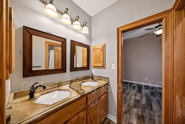 Building Photo - 7033 Robin Hood Way