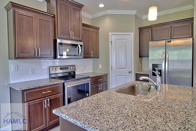 Building Photo - 587 Fairview Cir