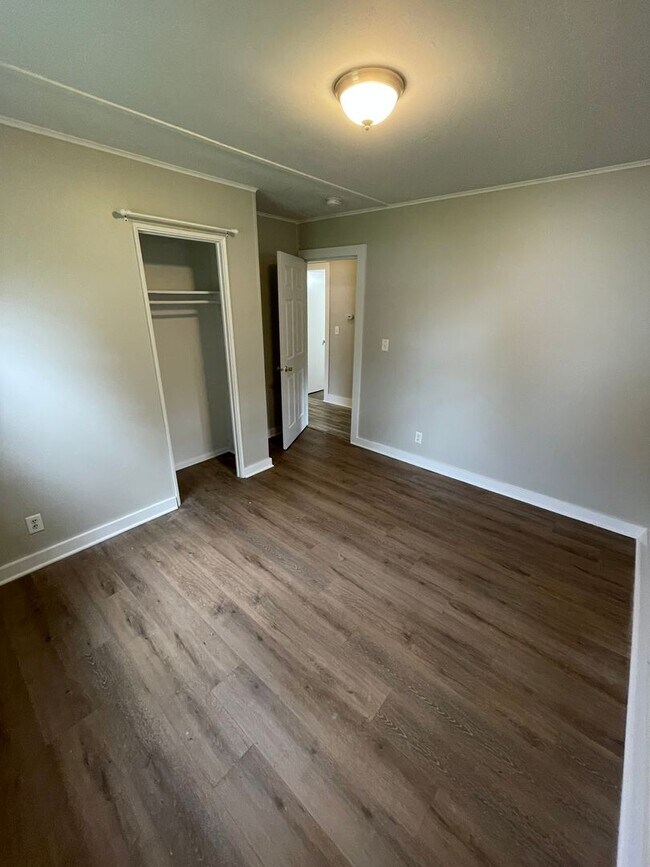 Building Photo - 3 Bedroom Home with Backyard and Garage - ...
