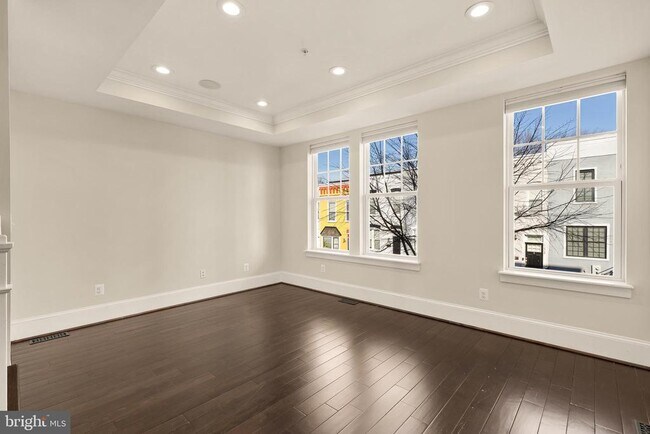 Building Photo - 1609 Levis St NE