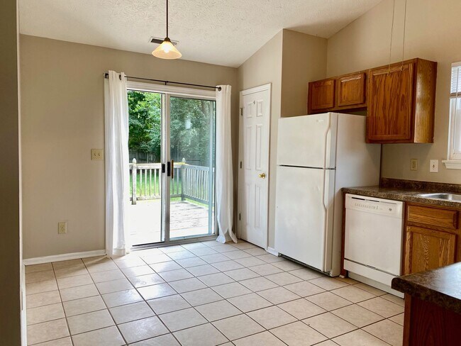 Building Photo - COMING SOON!! Great 3 Bedroom 2 Bathroom R...