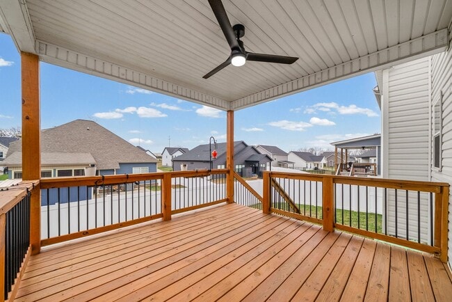 Building Photo - Pet Friendly Three Bedroom with Bonus!