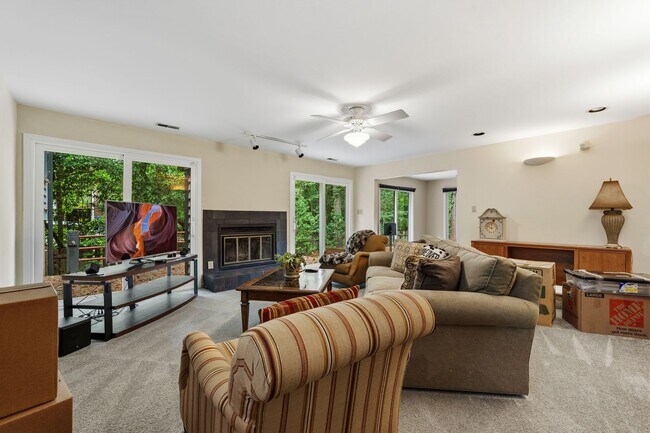 Building Photo - Contemporary 4bd/3.5ba Near Hope Valley + Home Equidistant to Downtown Durham & Chapel Hill!