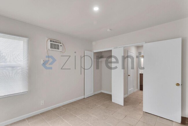 Building Photo - Unit 5