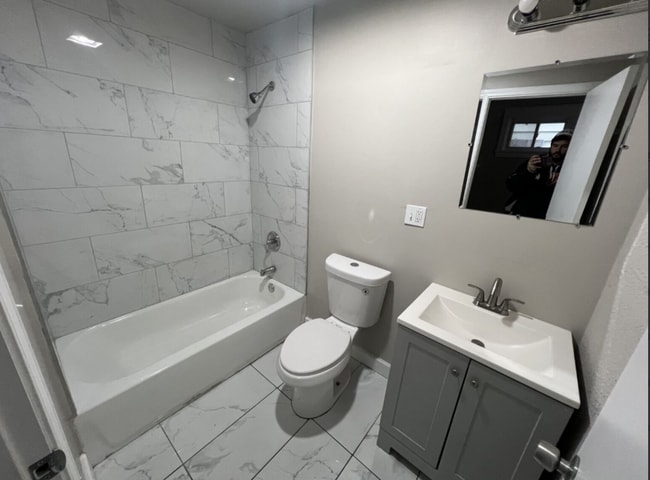 Building Photo - 824 Tyler St