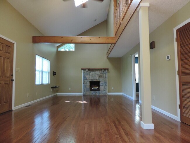Building Photo - 404 Wintergreen Dr