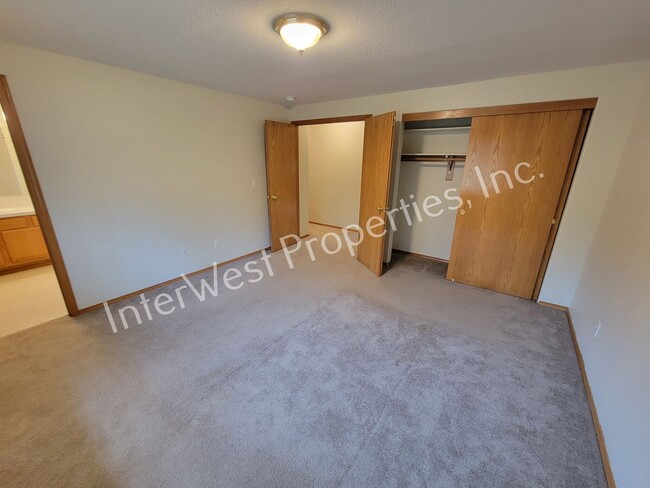 Building Photo - Tigard 3 Bd 2ba Ranch Style Home on Flag L...