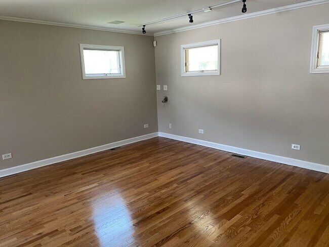 Building Photo - 1221 N Chicago Ave