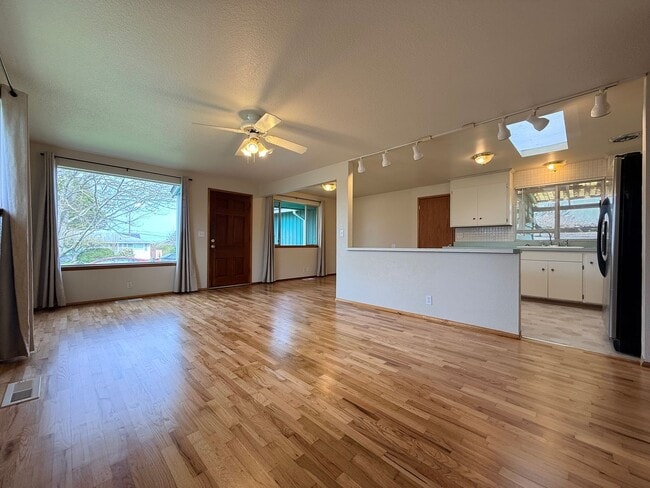 Building Photo - 3 bedroom 1.5 bath In North Tacoma!!!