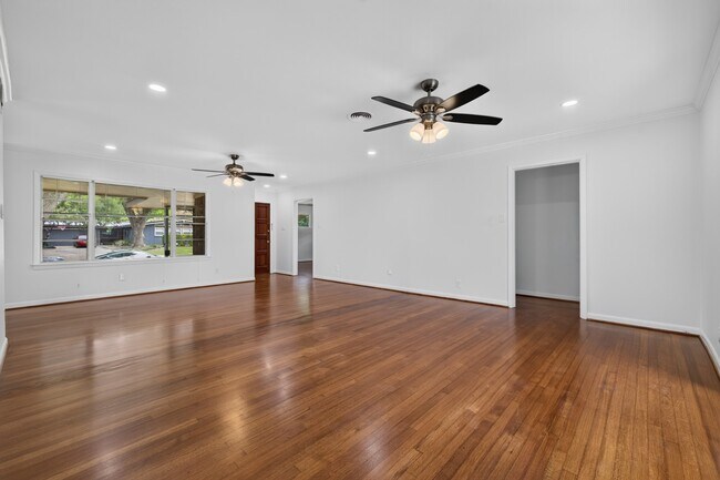 Building Photo - 5027 Creekbend Dr