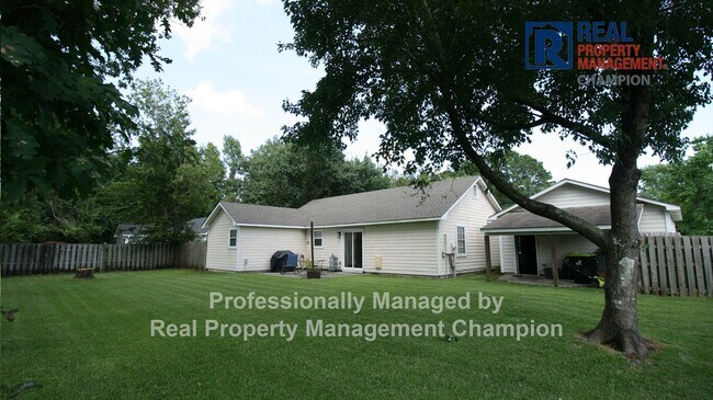 Building Photo - Updated 3 BD/2 BA Plus Office with Attache...
