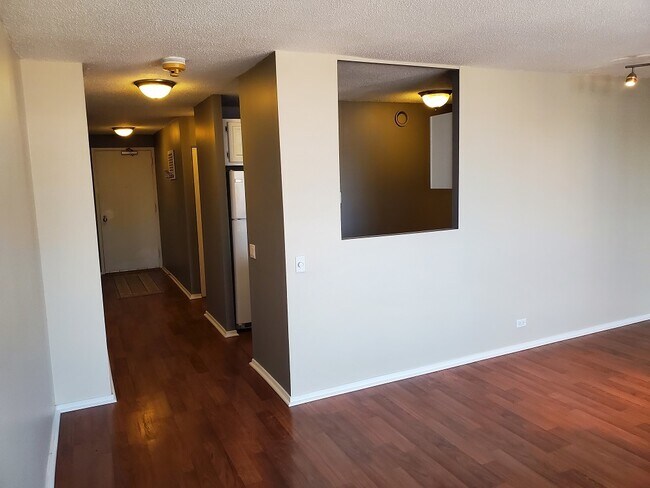 Building Photo - 899 S Plymouth Ct