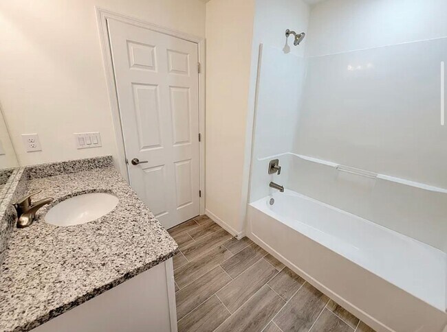 Building Photo - Modern & Spacious 4 Bed, 2 Bath Home COMIN...