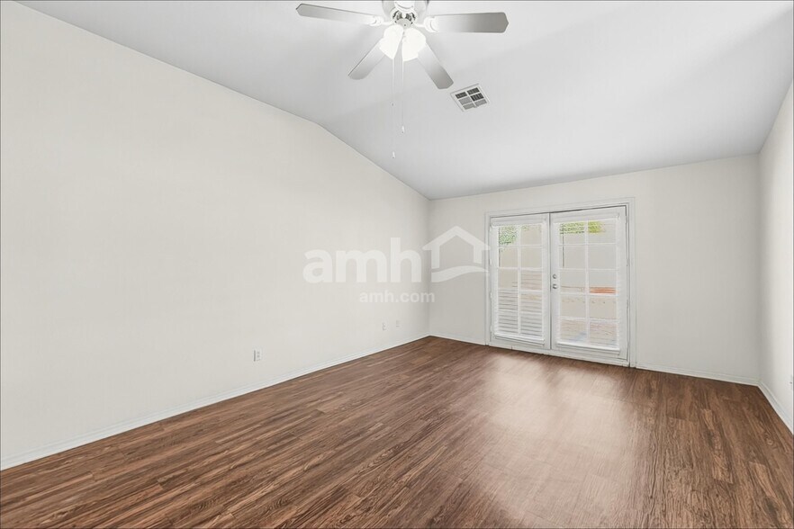 Building Photo - 222 Mariposa Way