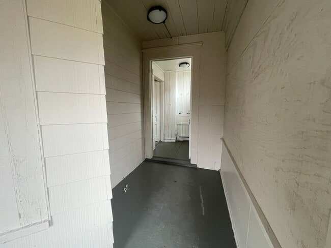 Building Photo - Beautifully Renovated 1 Bedroom Apartment with Private Entrance