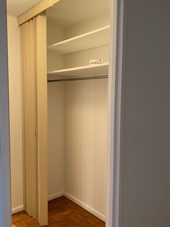 Building Photo - 260 E Chestnut St