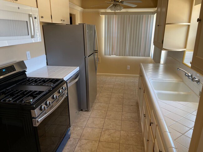 Building Photo - 3 Bedroom, 1 Bathroom Single Family Home in Desirable area of Talmadge