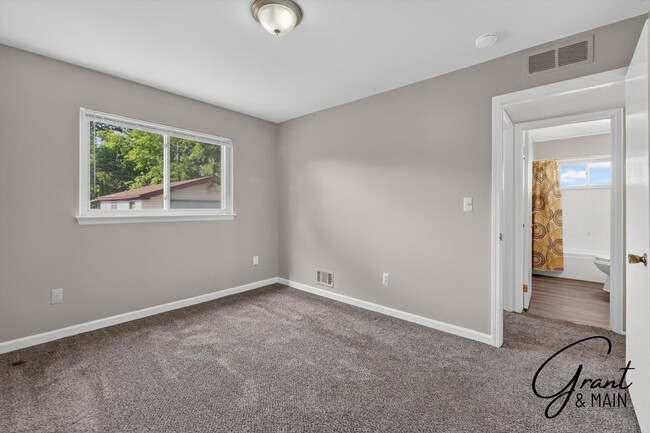 Building Photo - $1550 3 bedrooms