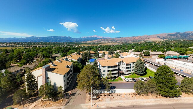 Building Photo - 3 Bedroom Rockrimmon Condo, NO DEPOSIT AND...