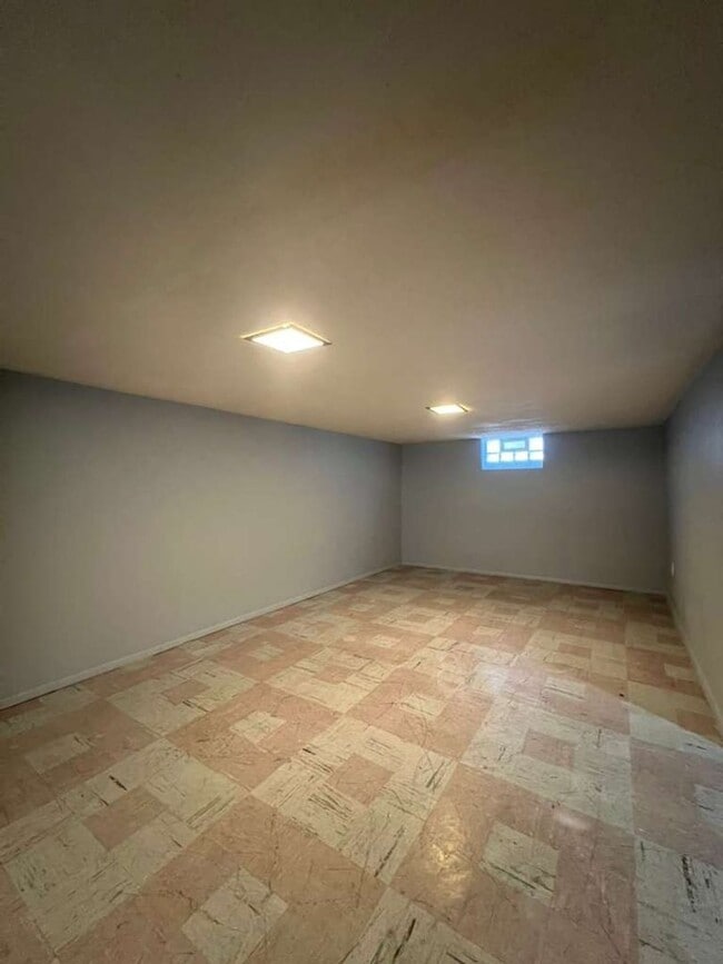 Building Photo - A Single family home with Garage in Garfie...