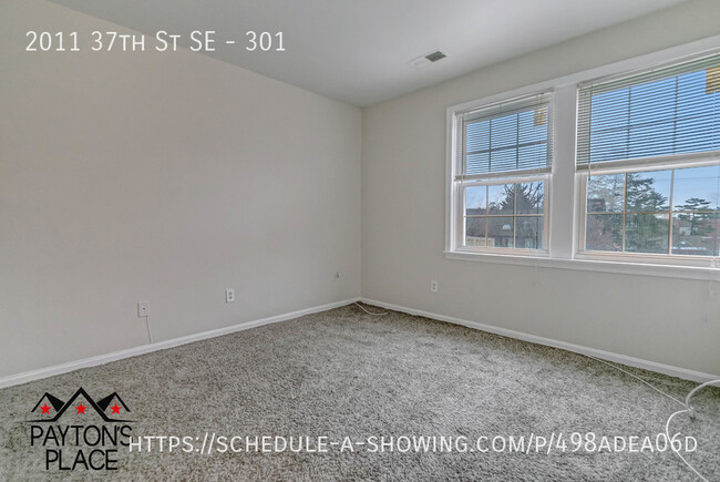 Building Photo - Spacious condo unit in well kept building.