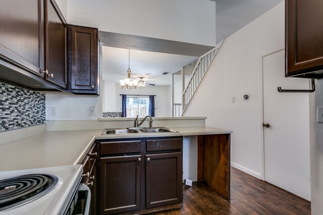 Building Photo - UPDATED 2-BEDROOM TOWNHOME AT NORTH PARK T...