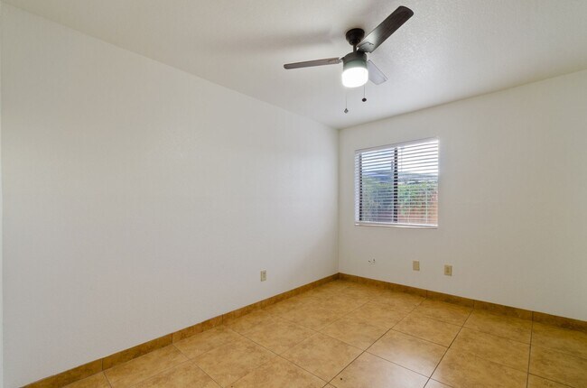 Building Photo - Private and Charming 2 Bed 1 Bath house