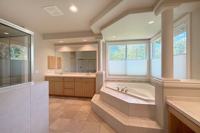 Building Photo - 3Bd/2.5Ba Redmond Home