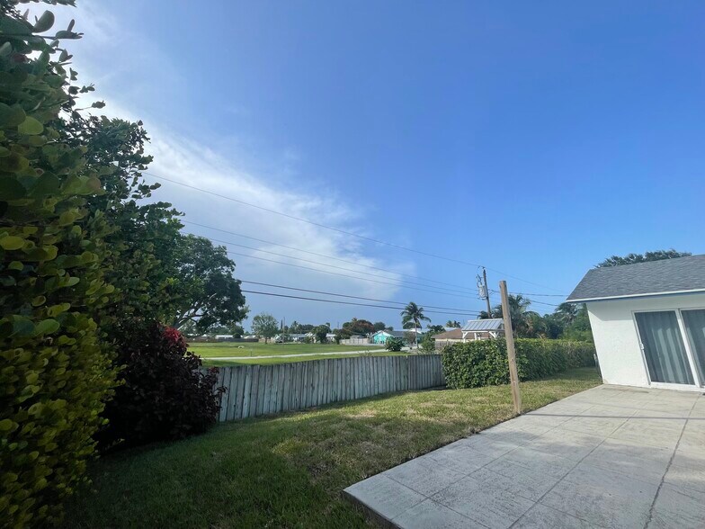 Private fenced backyard with concrete patio no houses behind it - 7399 SE Flamingo Way