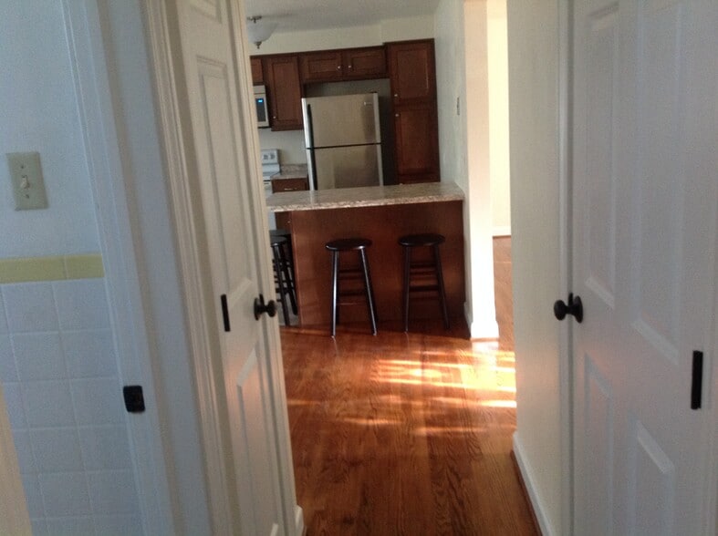 Building Photo - 563 Hickory Dr