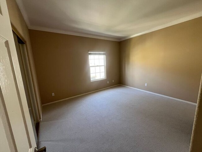 Building Photo - Move In Ready! 2 bedrooms 2.5 bath Townhom...