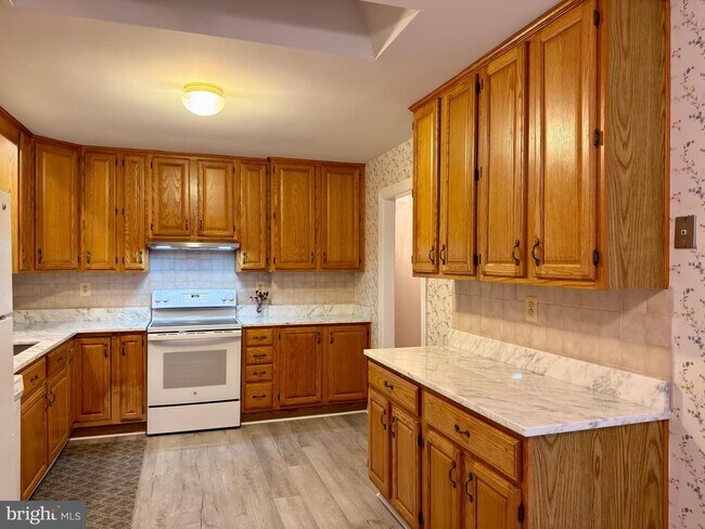 Building Photo - 905 W Poplar Rd