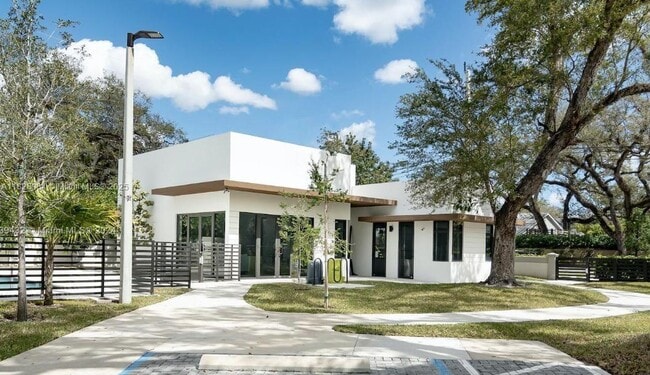 Building Photo - 4130 N Oak Pl