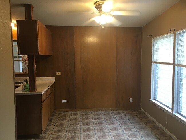 Building Photo - 327 Sharon Dr