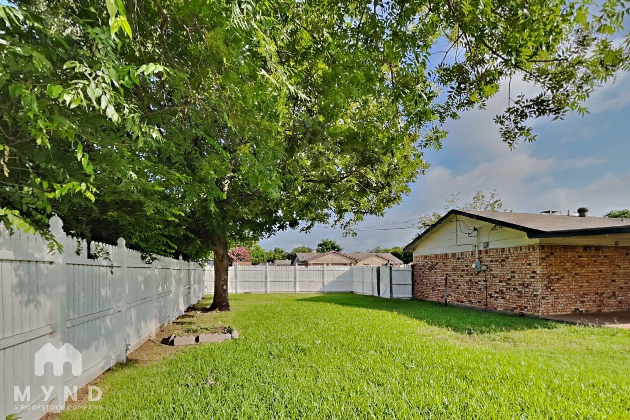 Building Photo - 461 NW Charlyne Dr